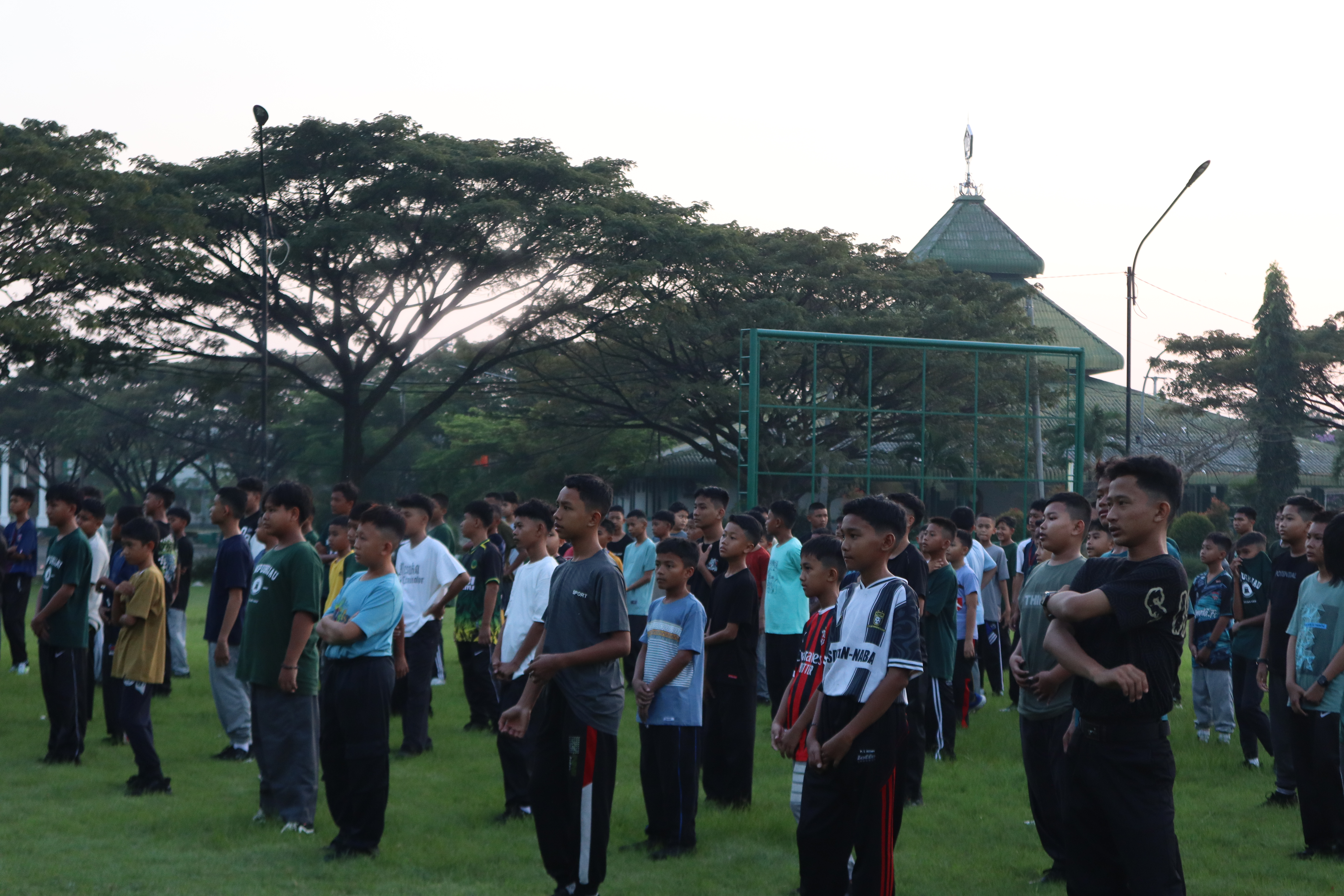 Kegiatan olahraga santri di lapangan kampus hijau