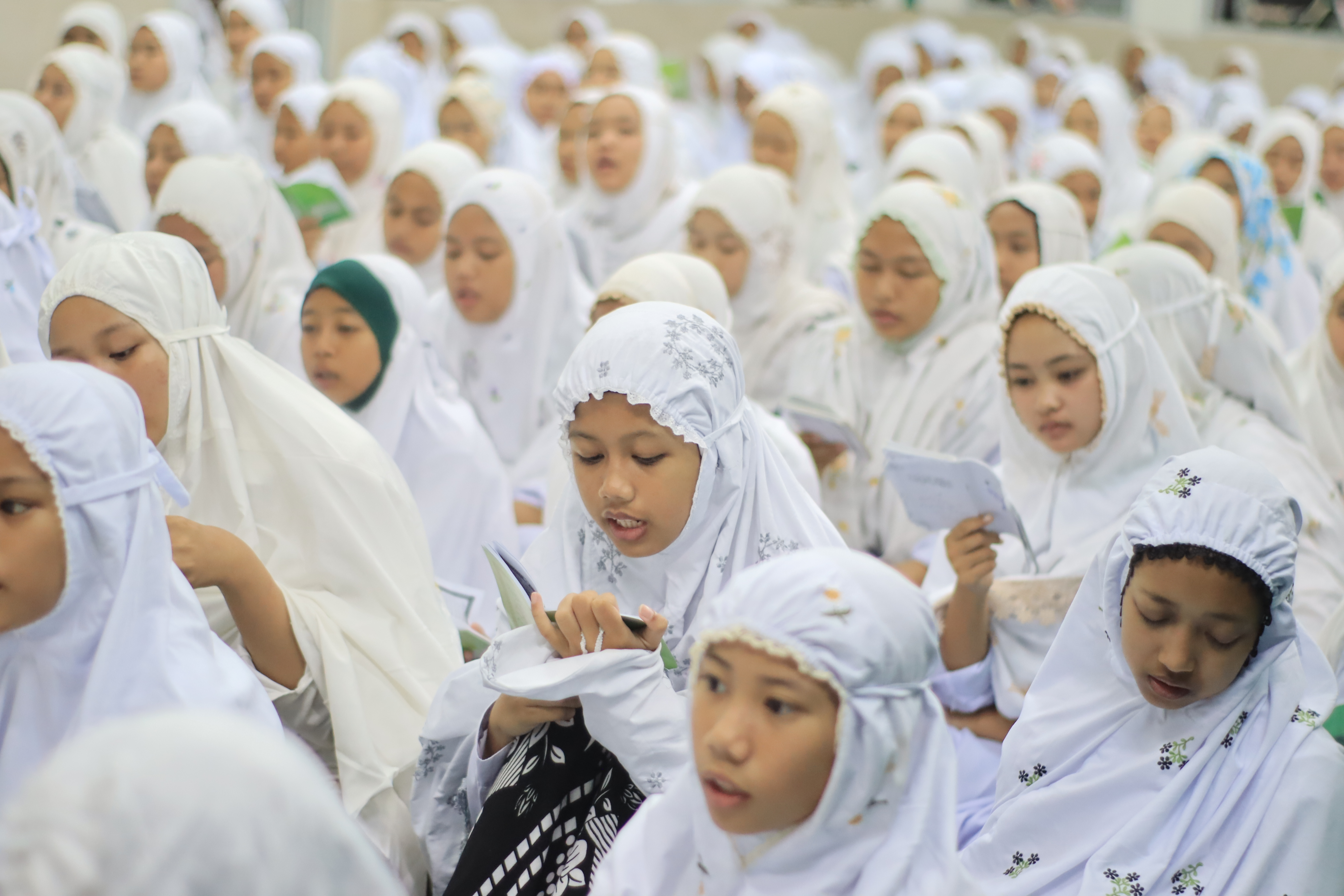 Ratusan santriwati mengaji bersama