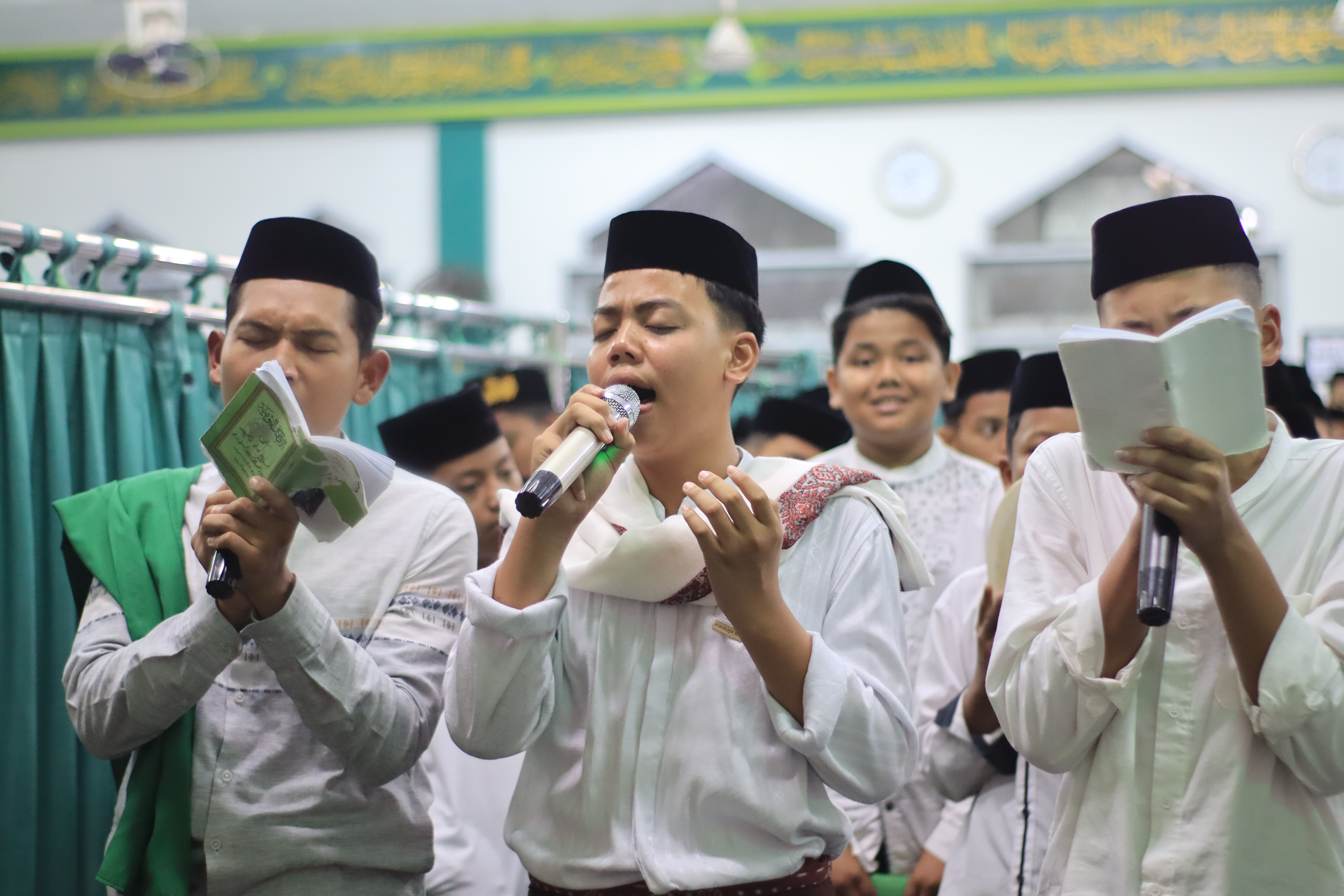 Santri membaca doa dan sholawat di masjid